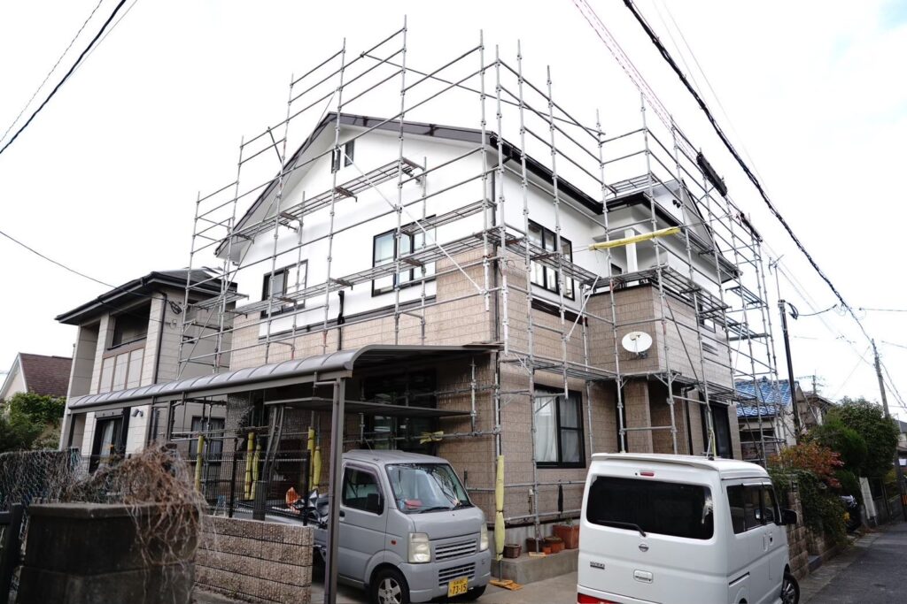 住宅の屋根・外壁塗装のために設置した足場