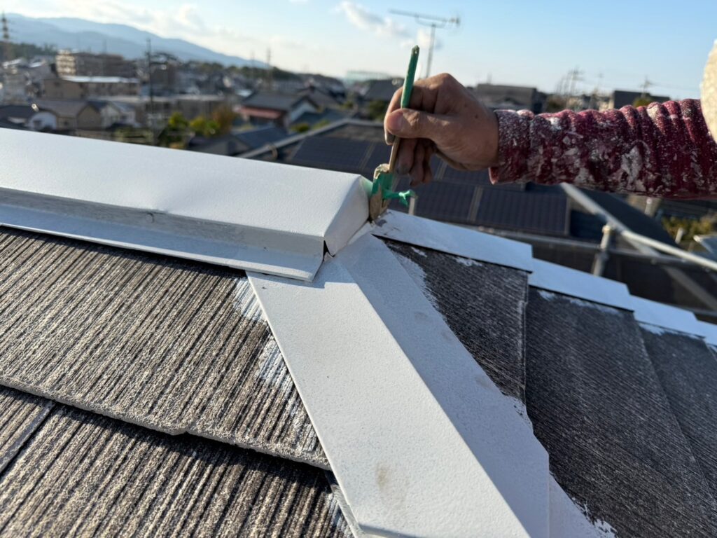 さび止めを兼ねた棟板金の下塗り