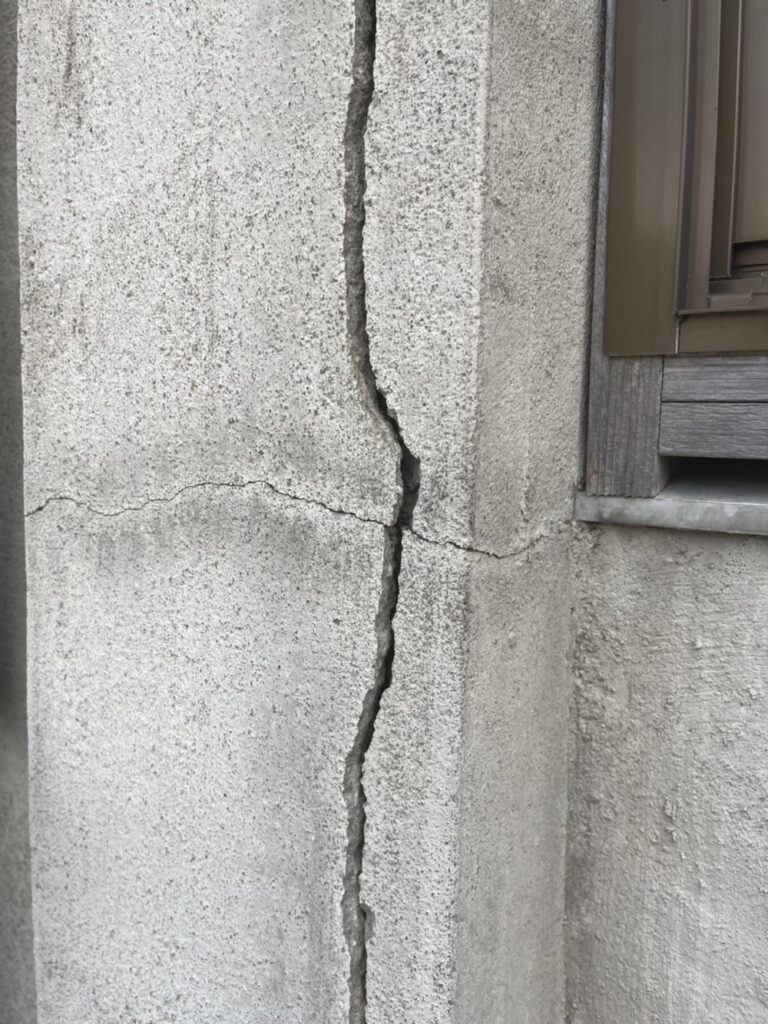 外壁に発生した亀裂