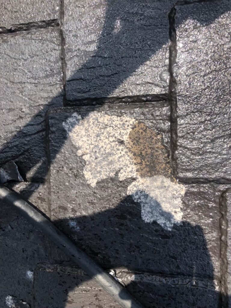 屋根の傷んだ部分を整える補修作業