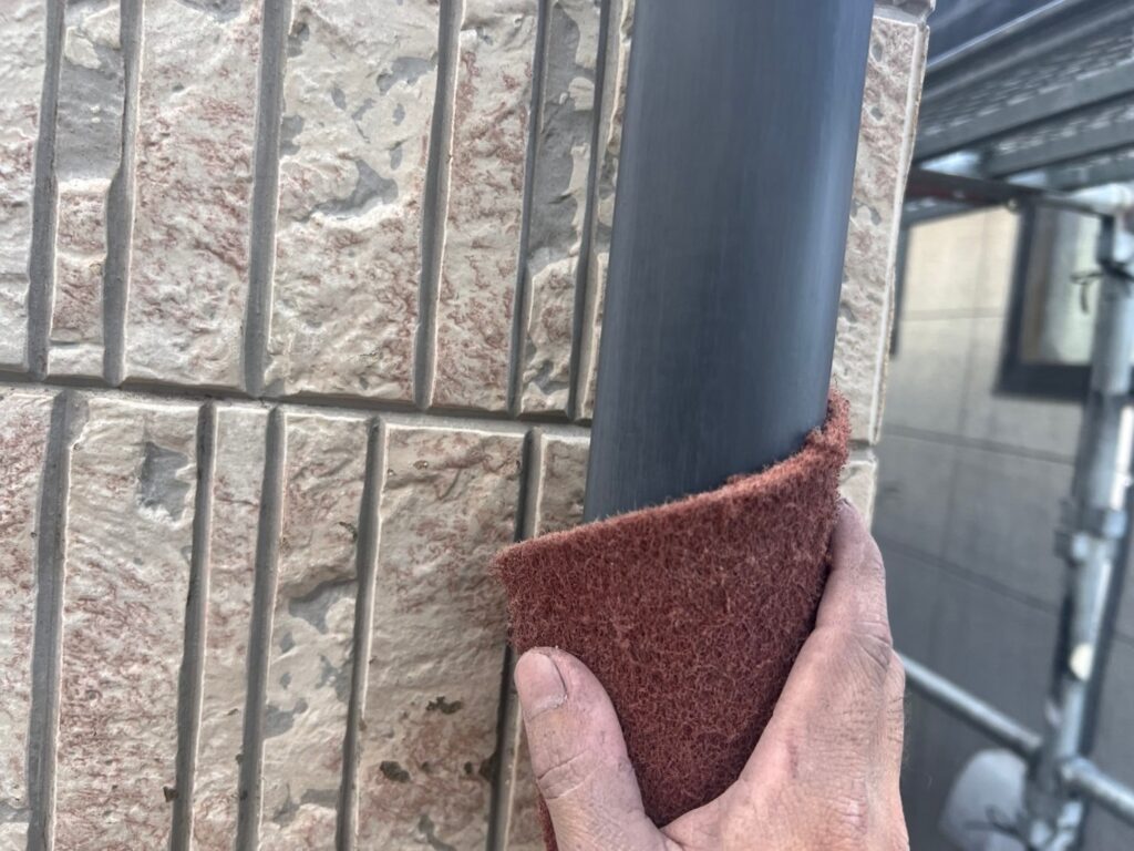 塗料の密着を高める雨どいのケレン作業