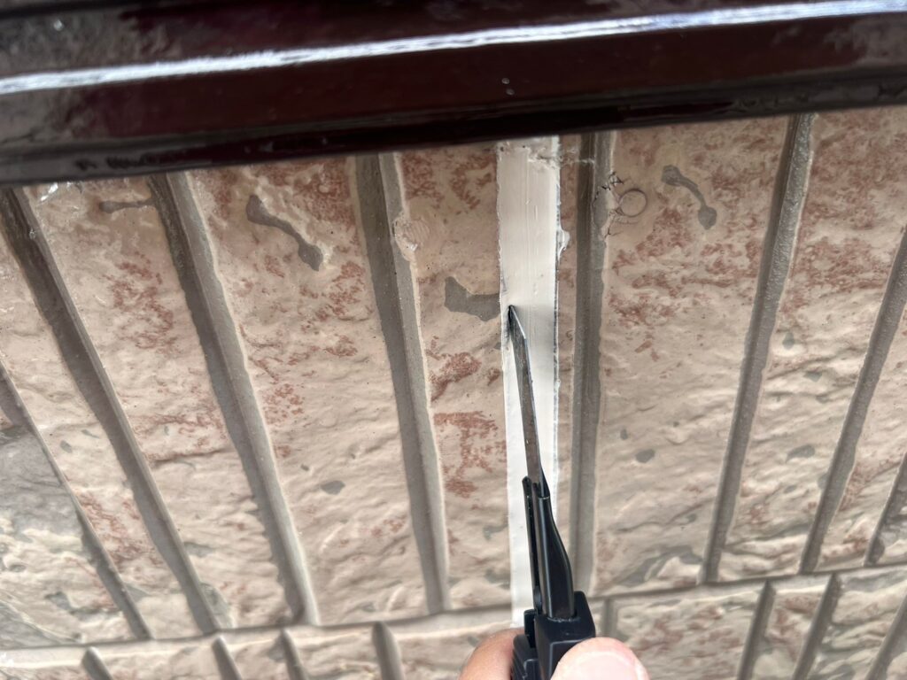 新しいシーリング材を充填した外壁目地