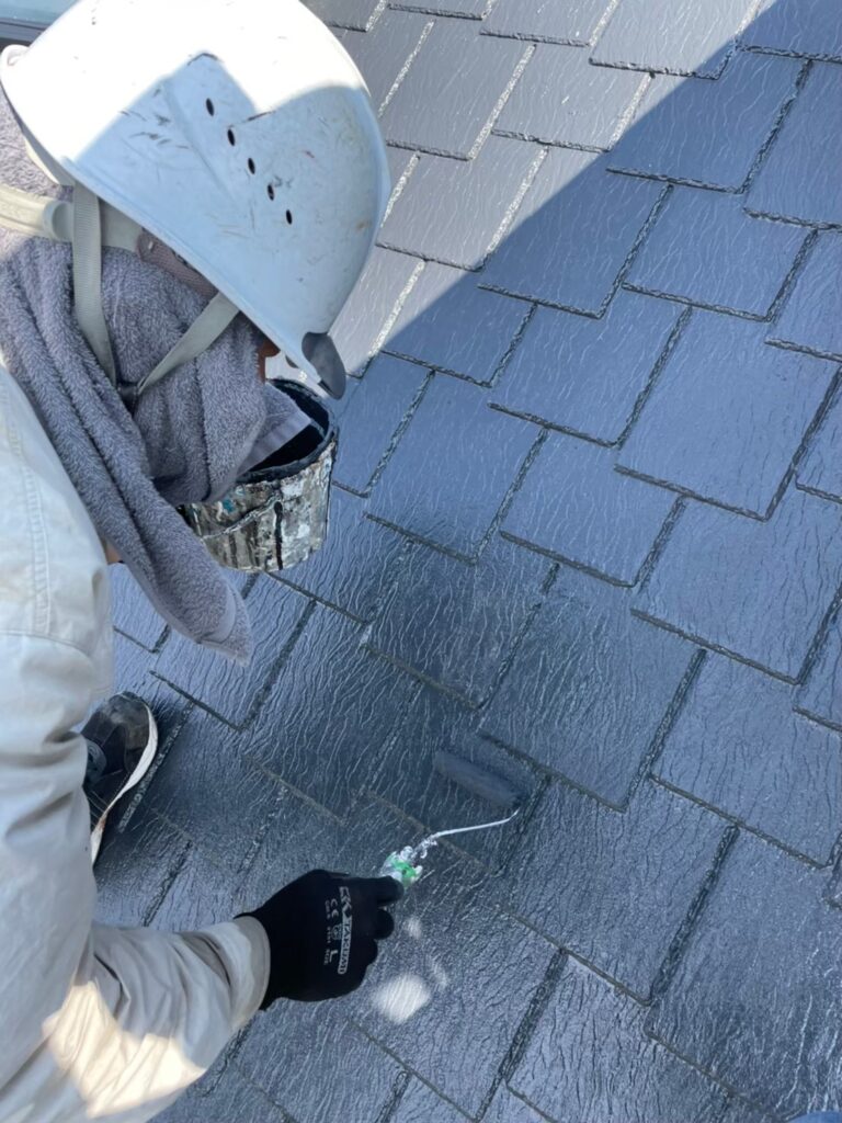 補修後の屋根面を仕上げる作業