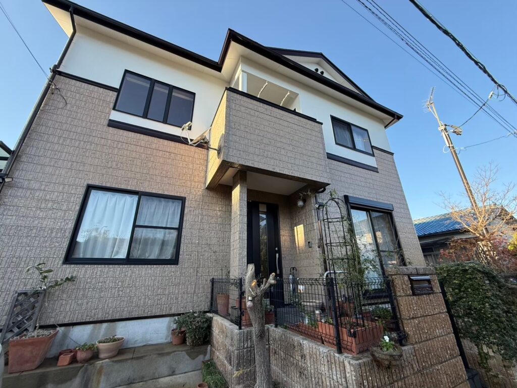 佐賀県内で屋根・外壁塗装を行う前の住宅外観