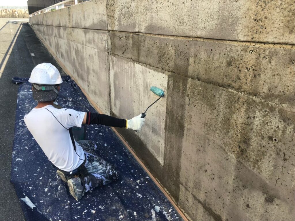 外壁下部の欠損箇所を補修する作業