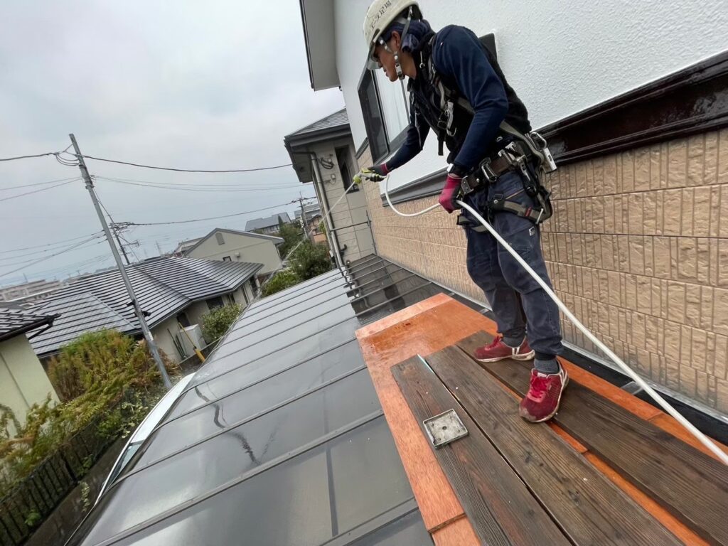 建物まわりを整えるカーポート屋根の洗浄