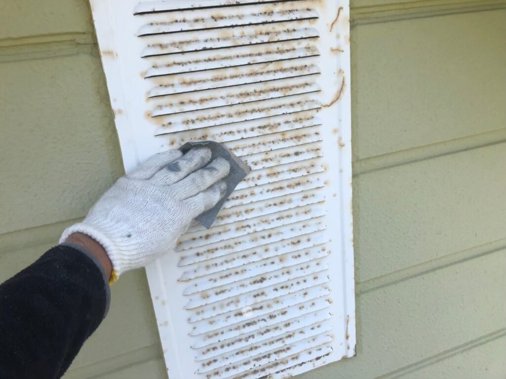 窓まわりの外壁を塗装する作業