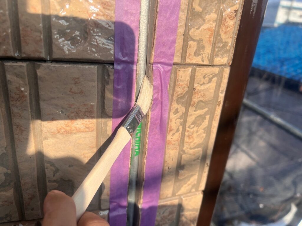 外壁目地へプライマーを塗布する工程