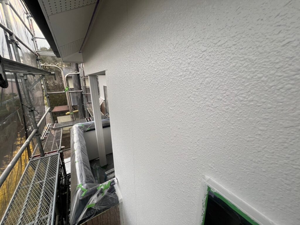 塗装が完了した明るい上部外壁