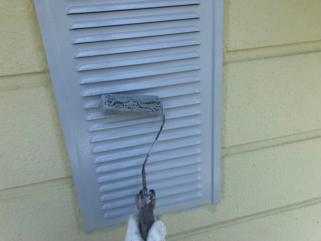 雨戸の表面を塗装する作業