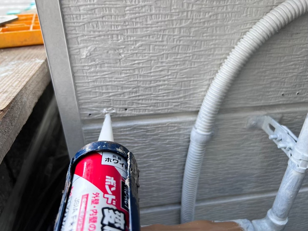 配管撤去後の外壁穴を塞ぐ作業