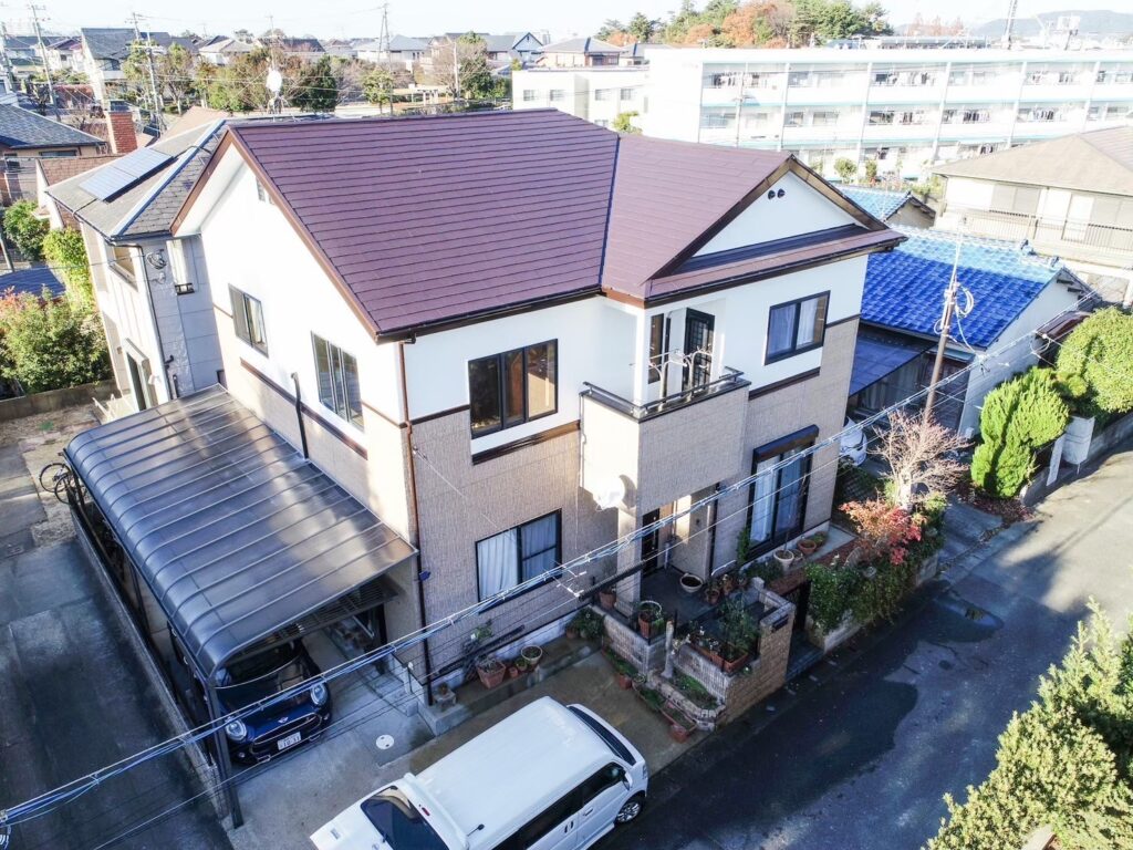 屋根・外壁塗装が完了した住宅の全景