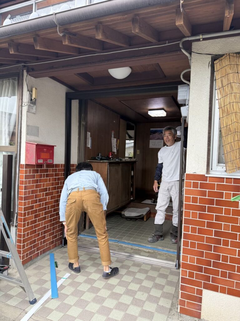 室内リフォーム前の壁と床の状態確認