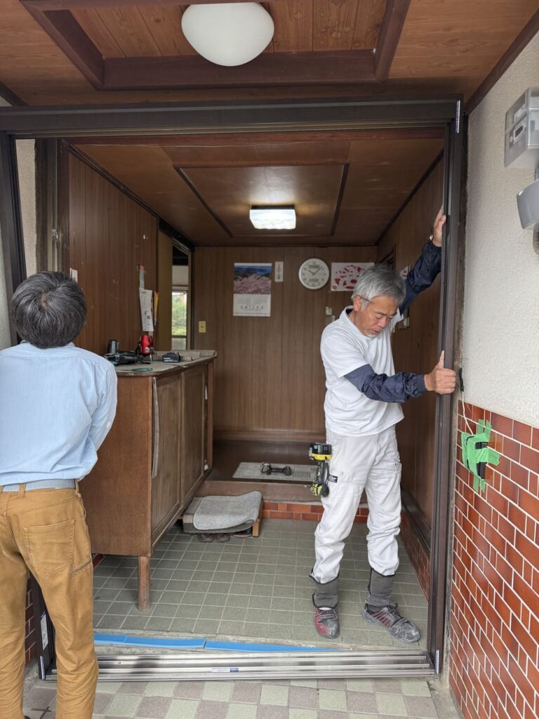 交換前の玄関扉と既存枠の状態