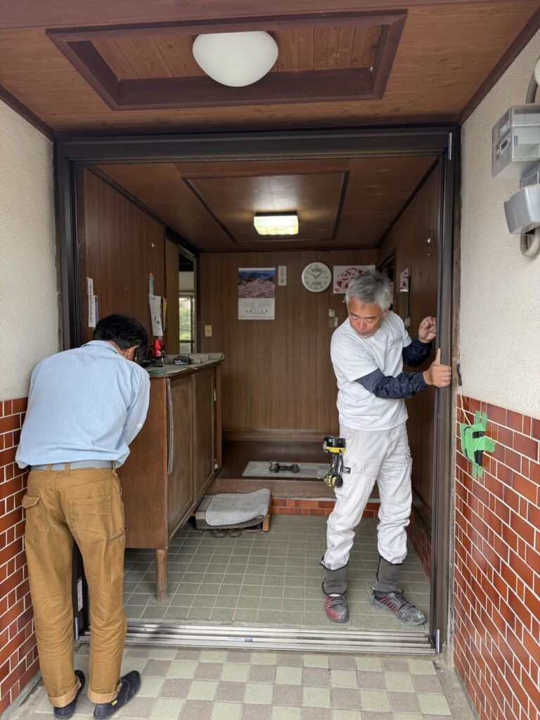 玄関扉の開閉状態を確認する調査