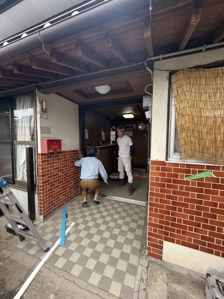 玄関扉交換工事の前に行う養生作業