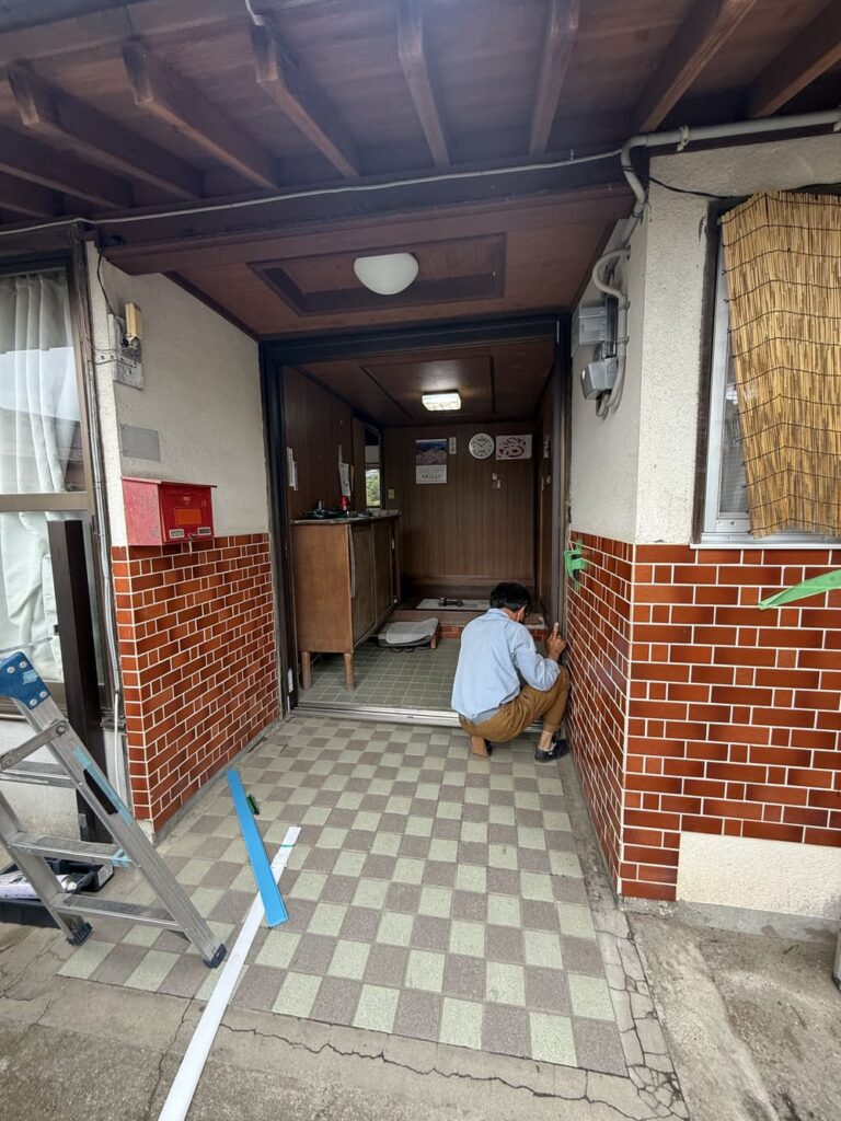 玄関まわりを保護して作業の準備を整える