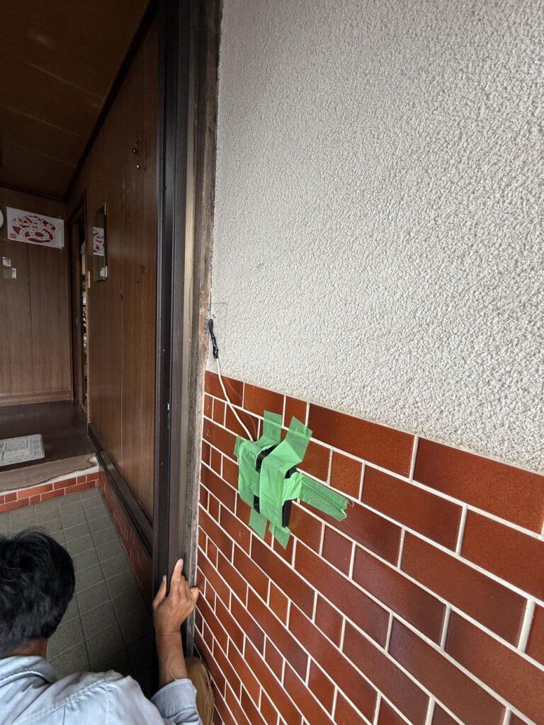 既存の玄関扉を取り外す作業