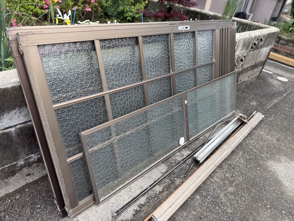 新しい玄関枠を取り付ける準備作業
