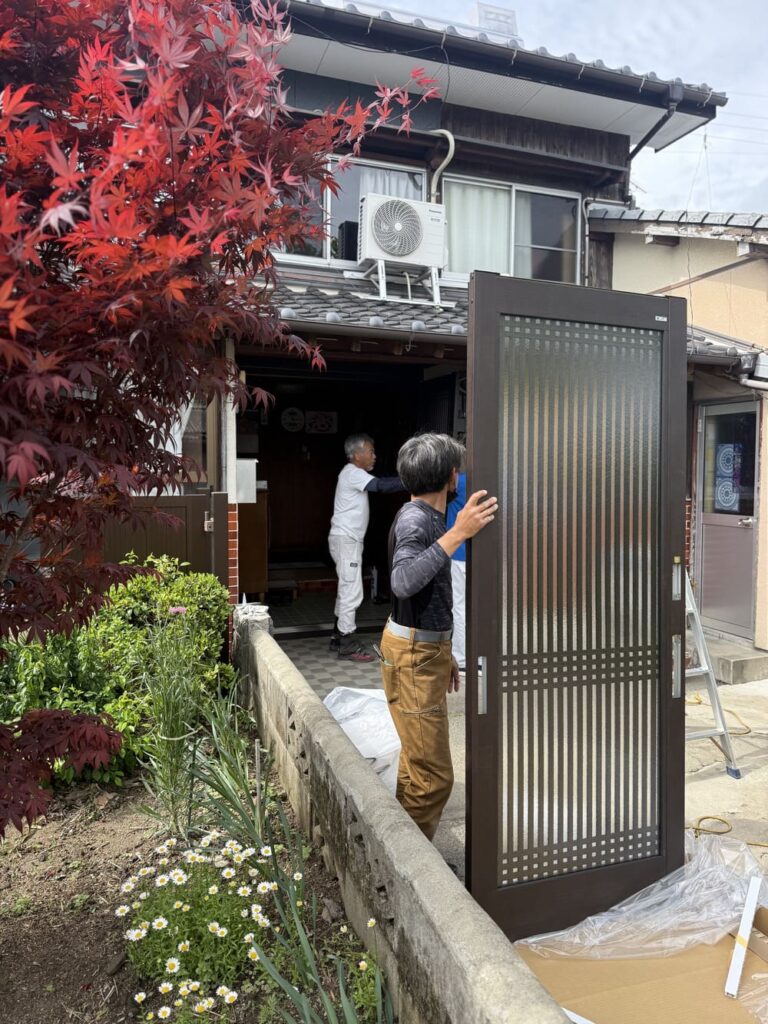 玄関枠の位置を調整している作業