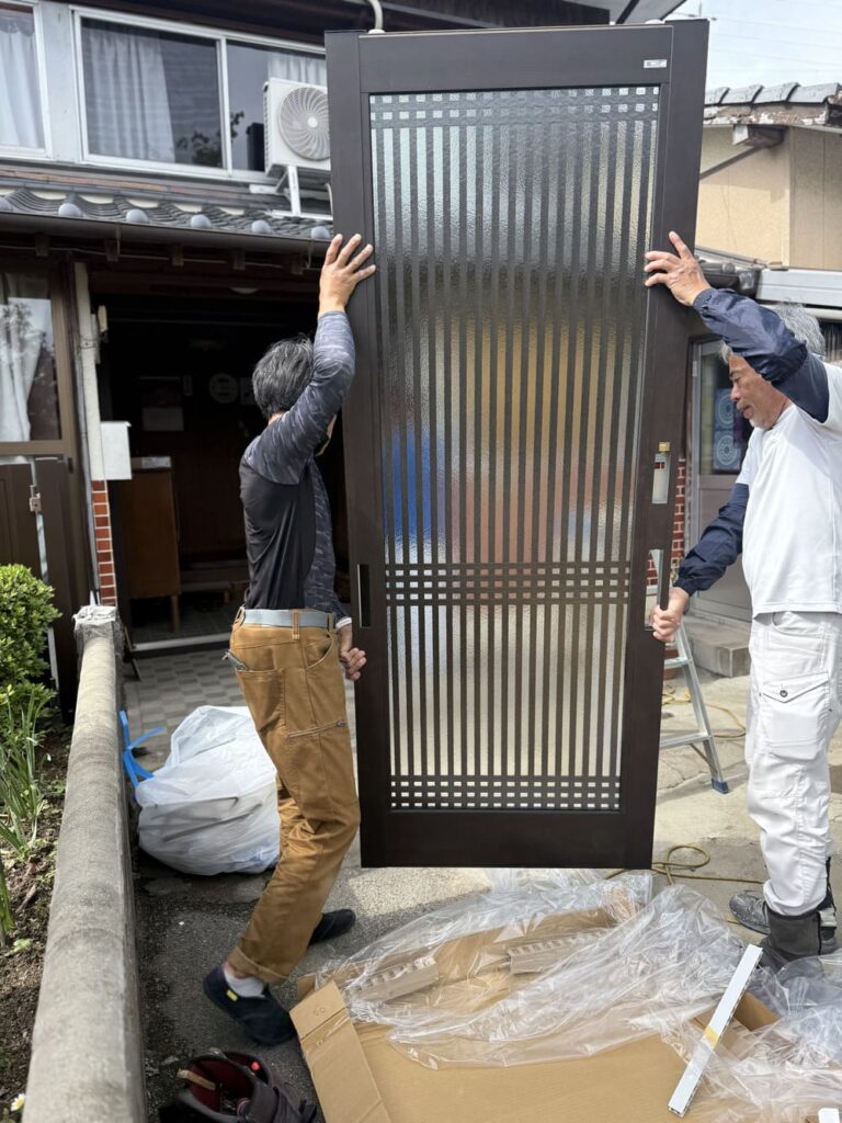新しい玄関枠を固定する作業