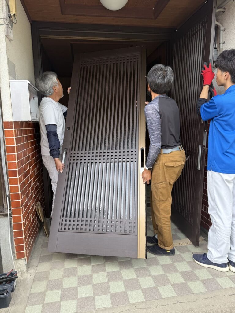玄関扉の取付け位置を微調整する工程