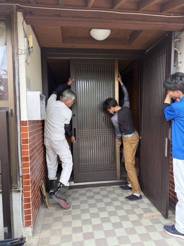 張り替え中の室内壁面