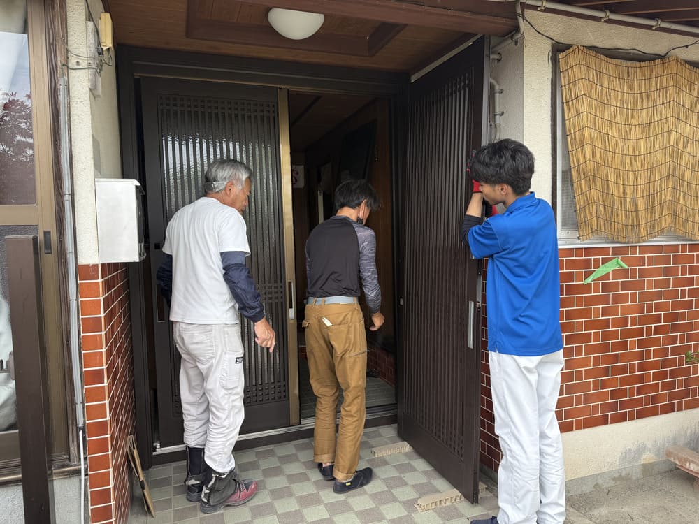 壁紙の張り替えが完了した室内