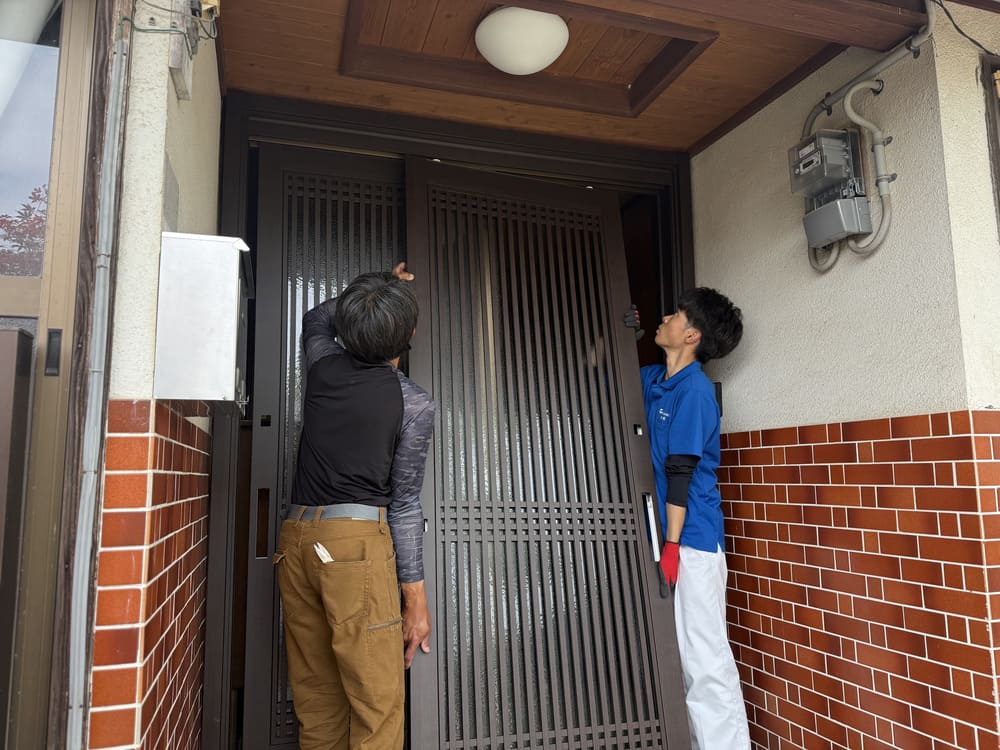 新しい壁紙で明るくなった室内