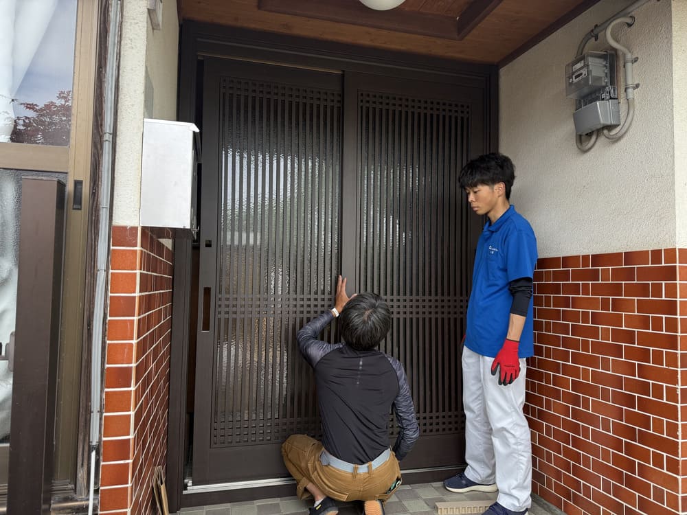玄関扉の開閉を確認する作業
