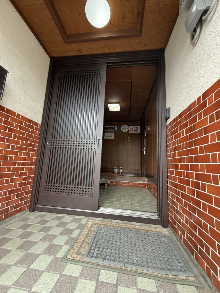 新しい玄関扉の動作を確認する工程