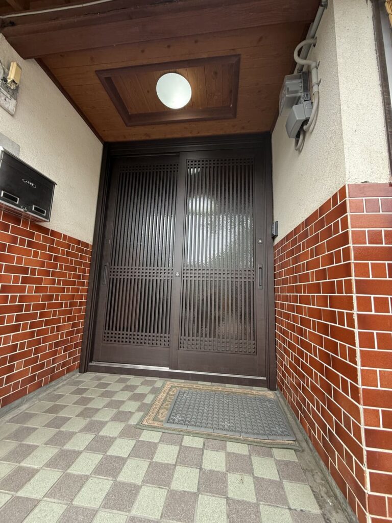 玄関扉の仕上がりを確認する作業