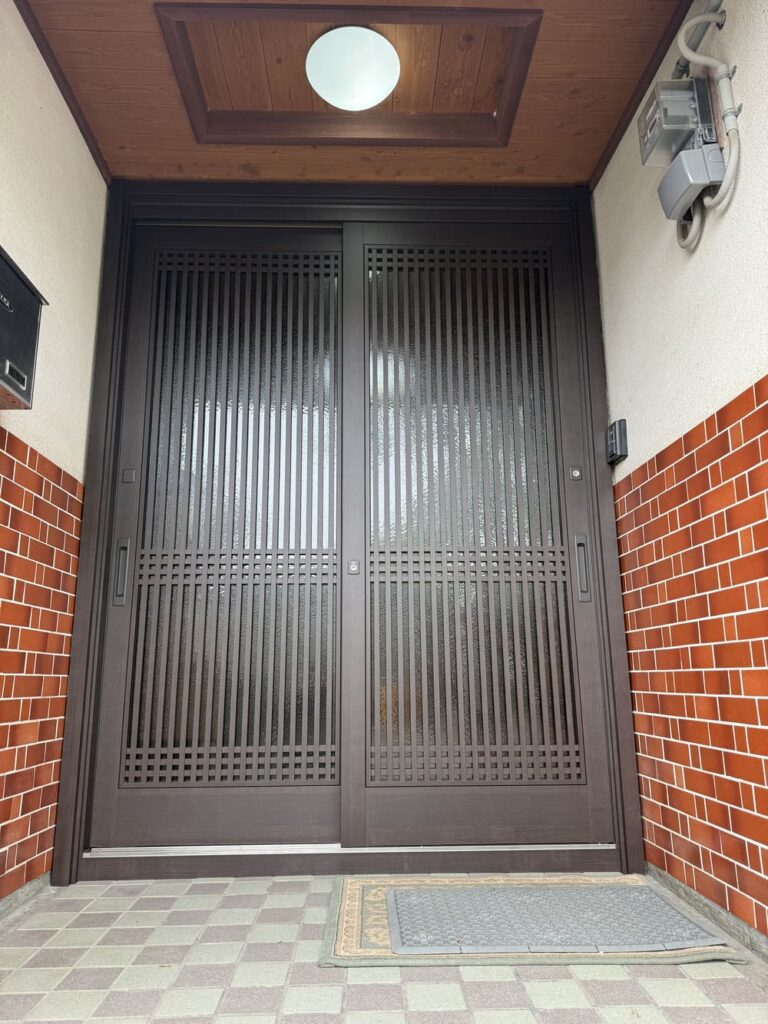 佐賀県内で行った玄関扉交換工事の完成状態