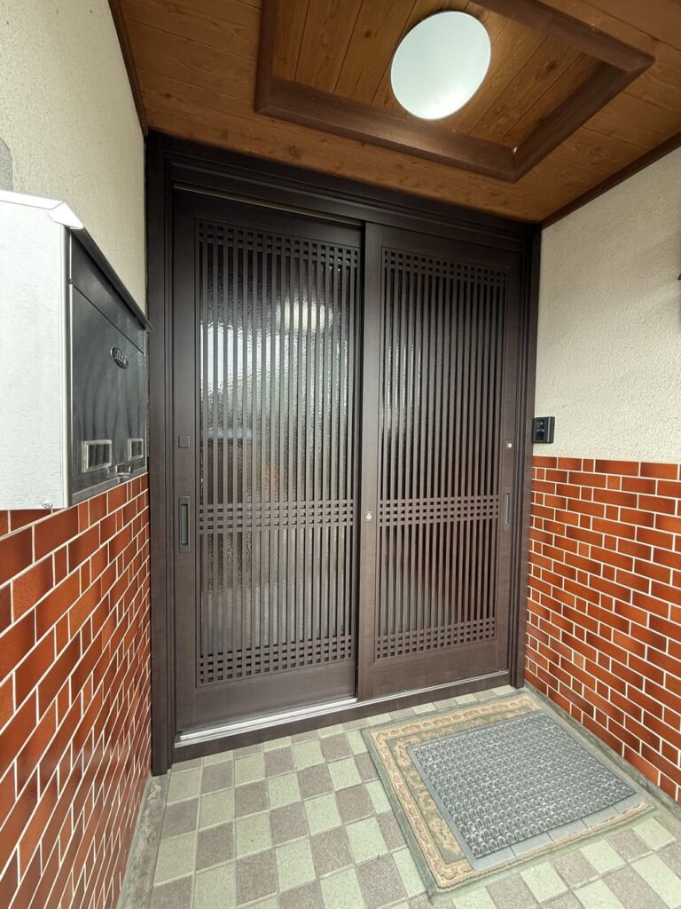 玄関扉交換工事が完成した後の玄関まわり