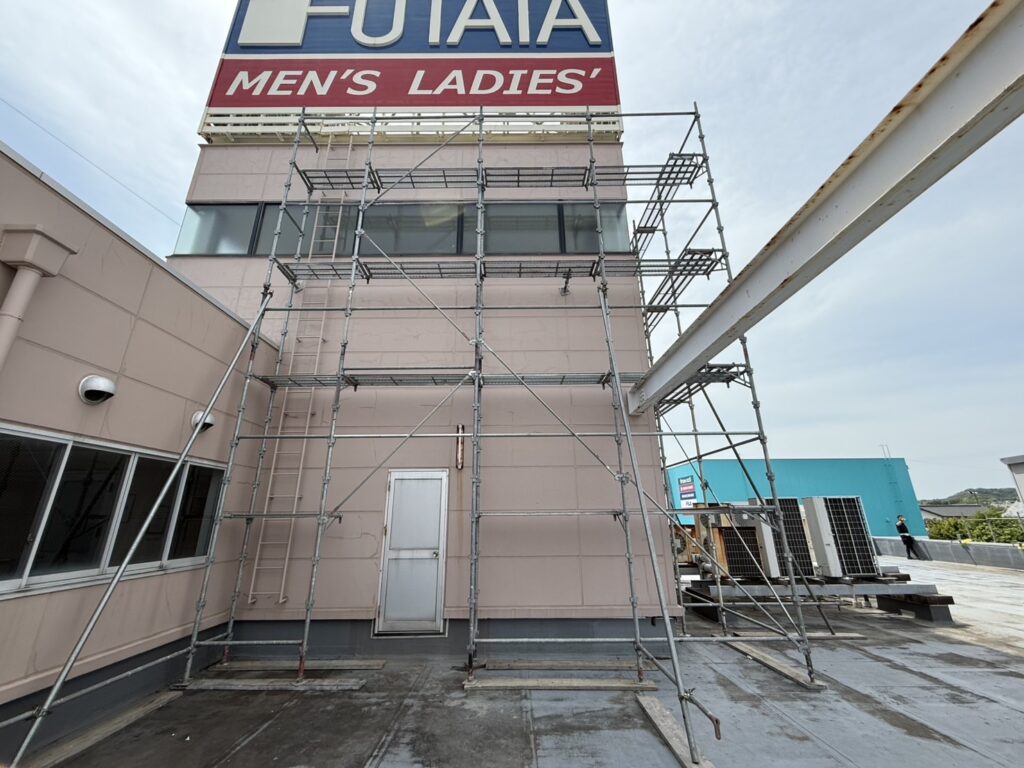 雨漏り調査と防水工事に備えた足場工事