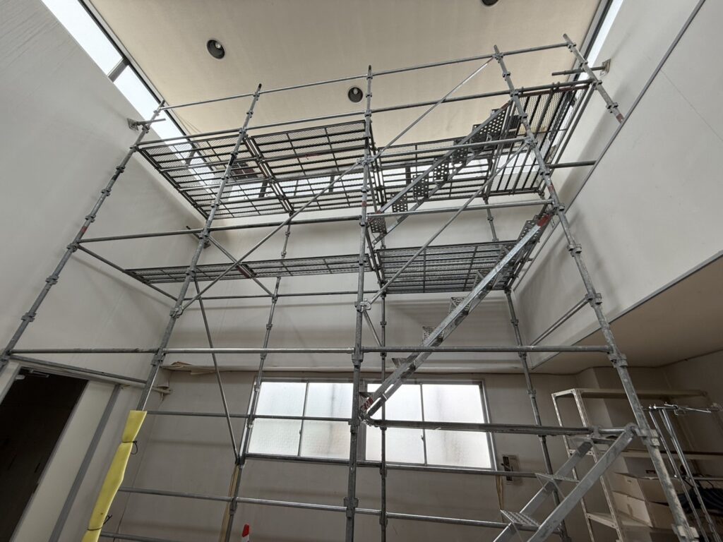 防水工事に向けた足場組立作業