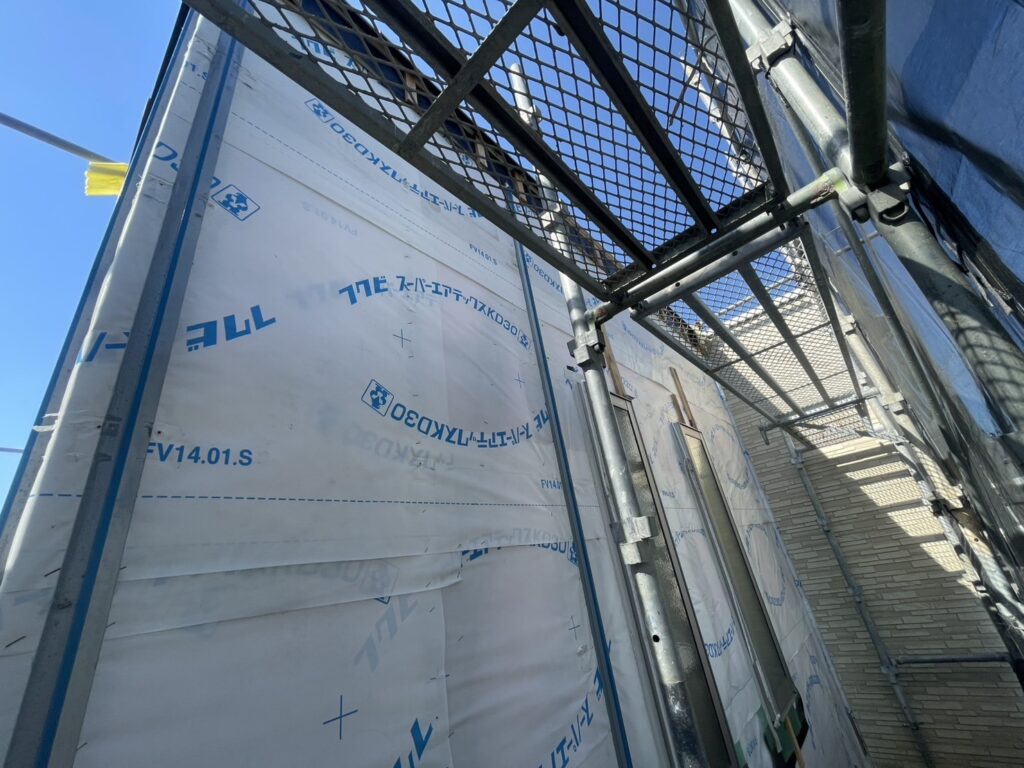 外壁表面に現れた膨らみの近接確認