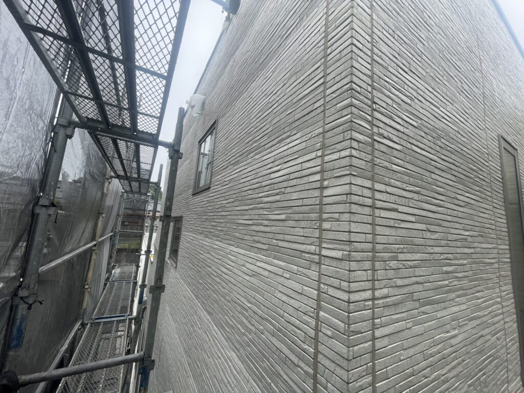 外壁変形箇所の硬さと段差を確認する工程