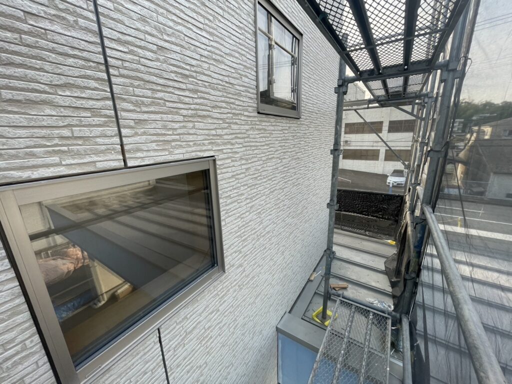 外壁の膨らみの内部を確認する調査